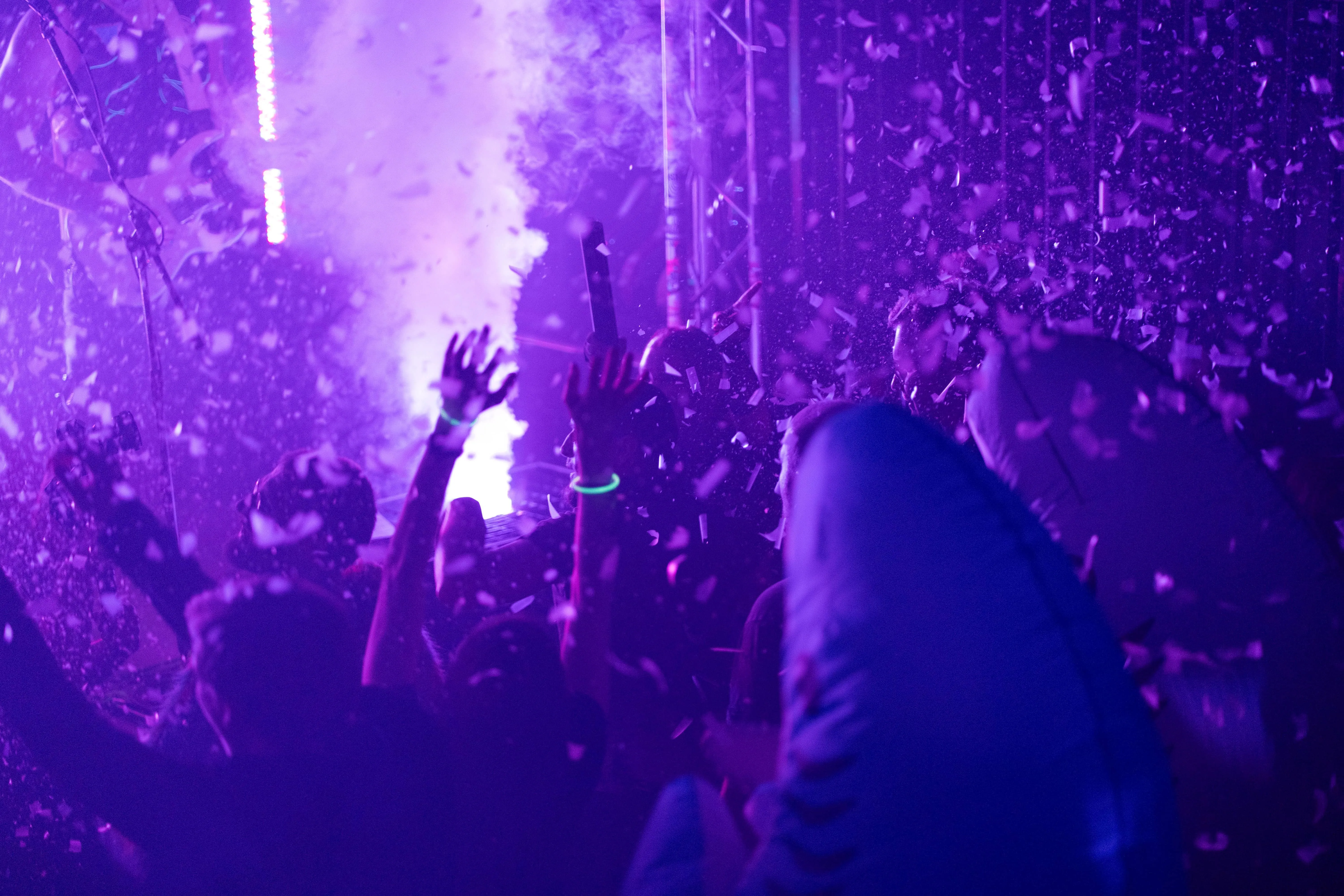 Caught in a Mirror live — Publikum und Konfetti unter lila Buehnenlicht